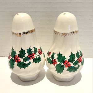 Vintage Holly Berries and Ivy Christmas Salt & Pepper Shaker Set‎